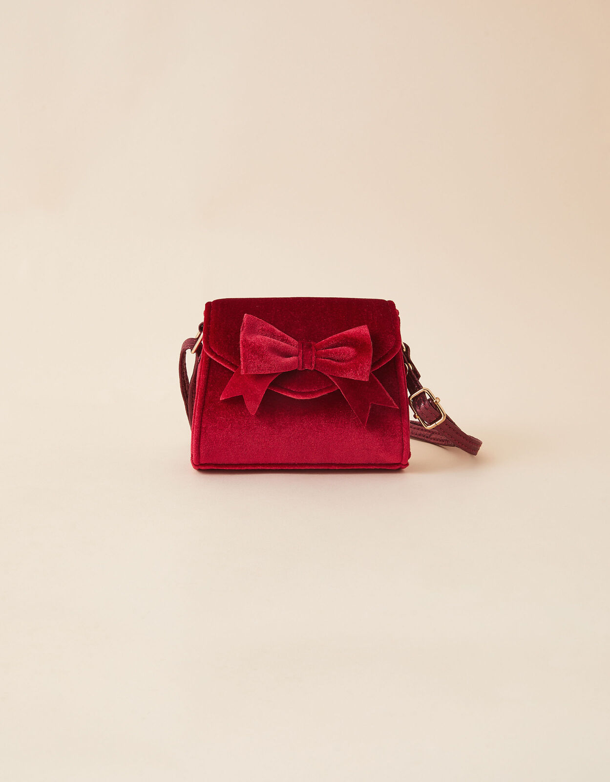 Red bag accessorize 2025