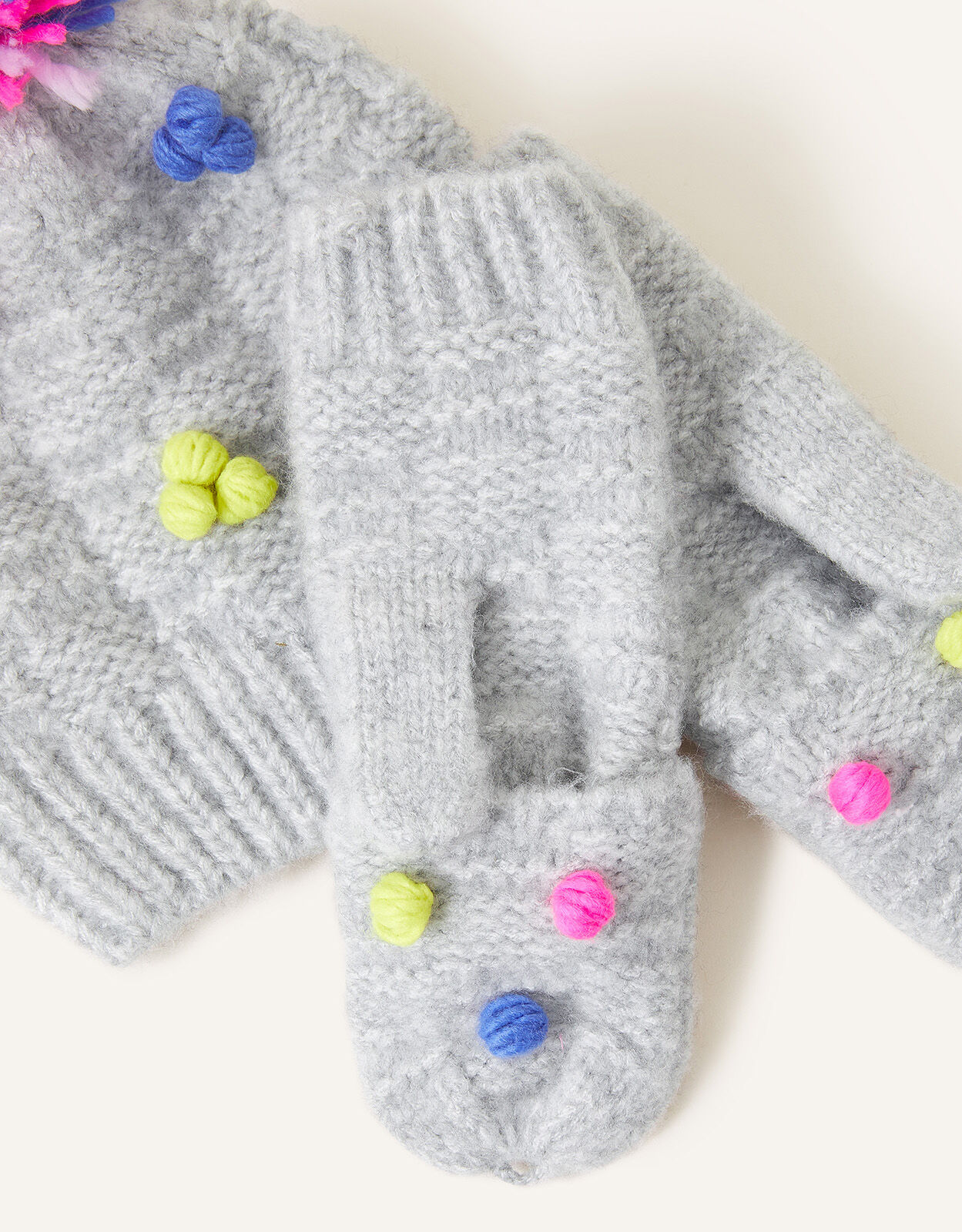 Girls grey hat and gloves top