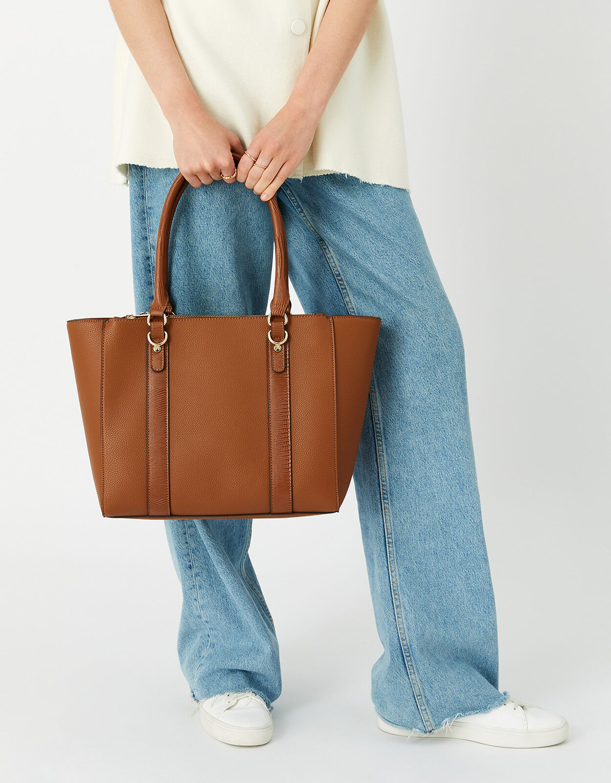 Large handbags with multiple compartments 2025
