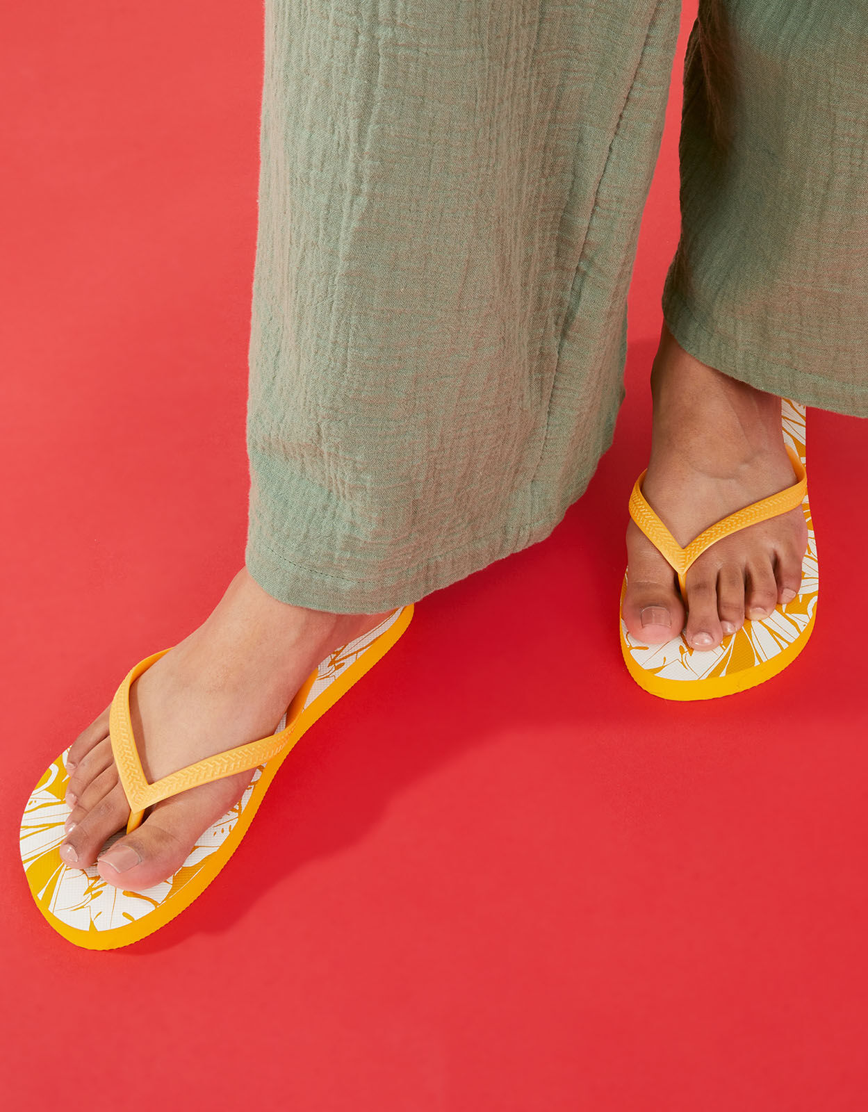 Yellow tail deals flip flops