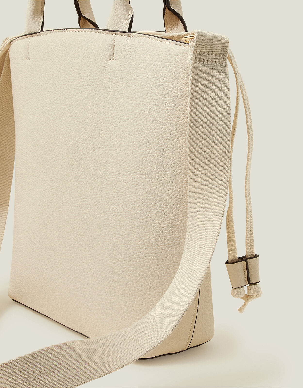 Cream bucket bag 2025