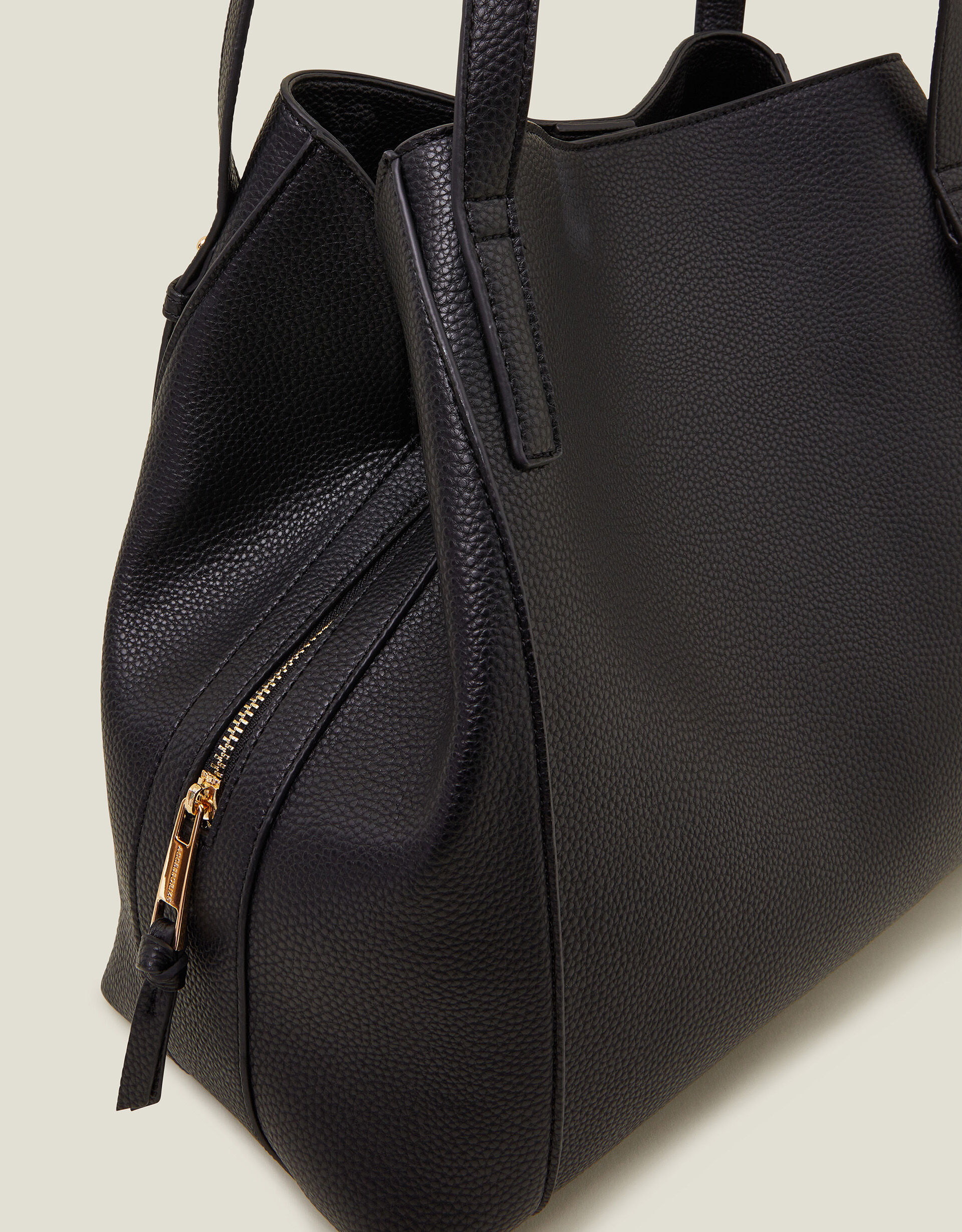 Accessorize bucket bag 2025