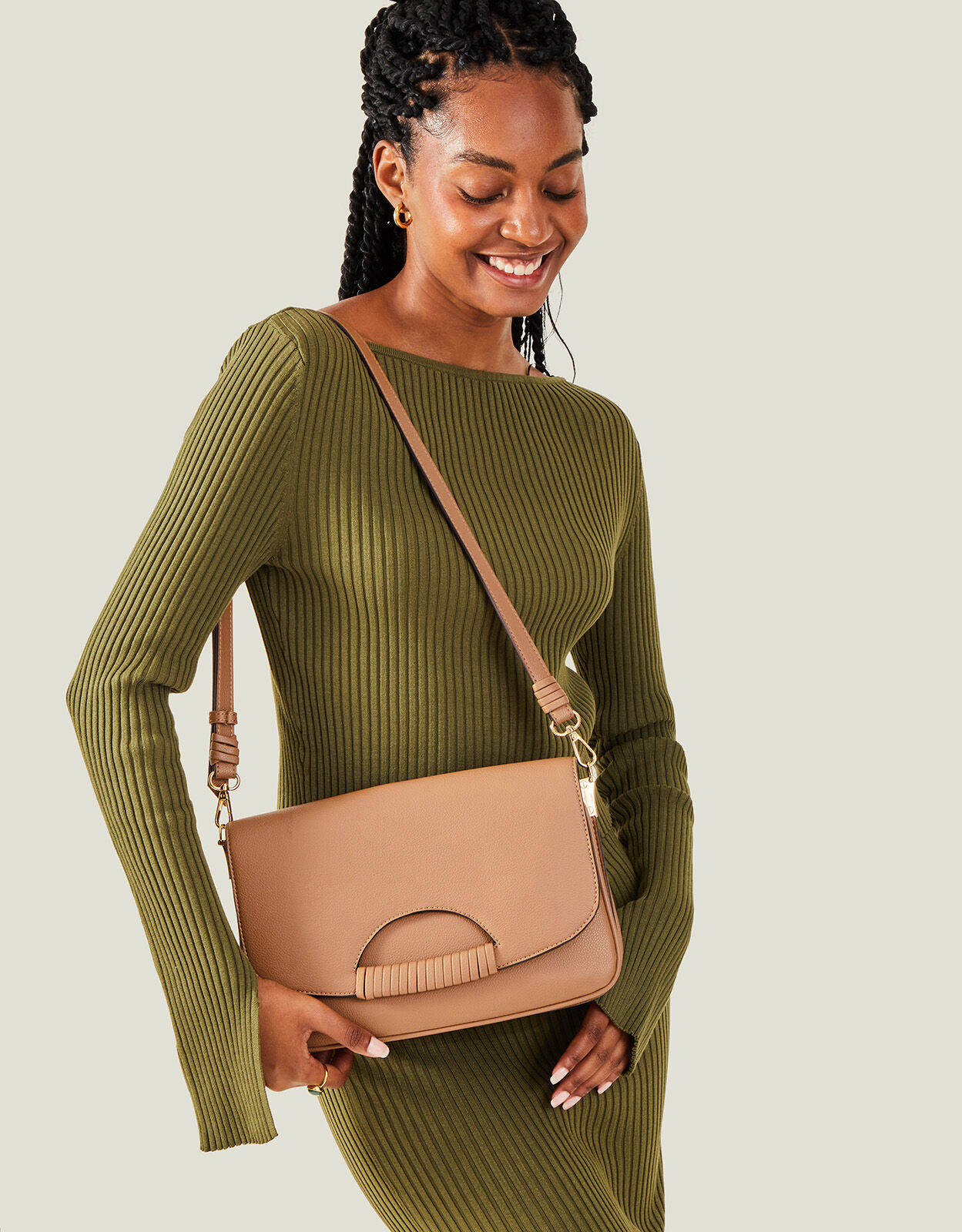 Cross body bag with handle clearance