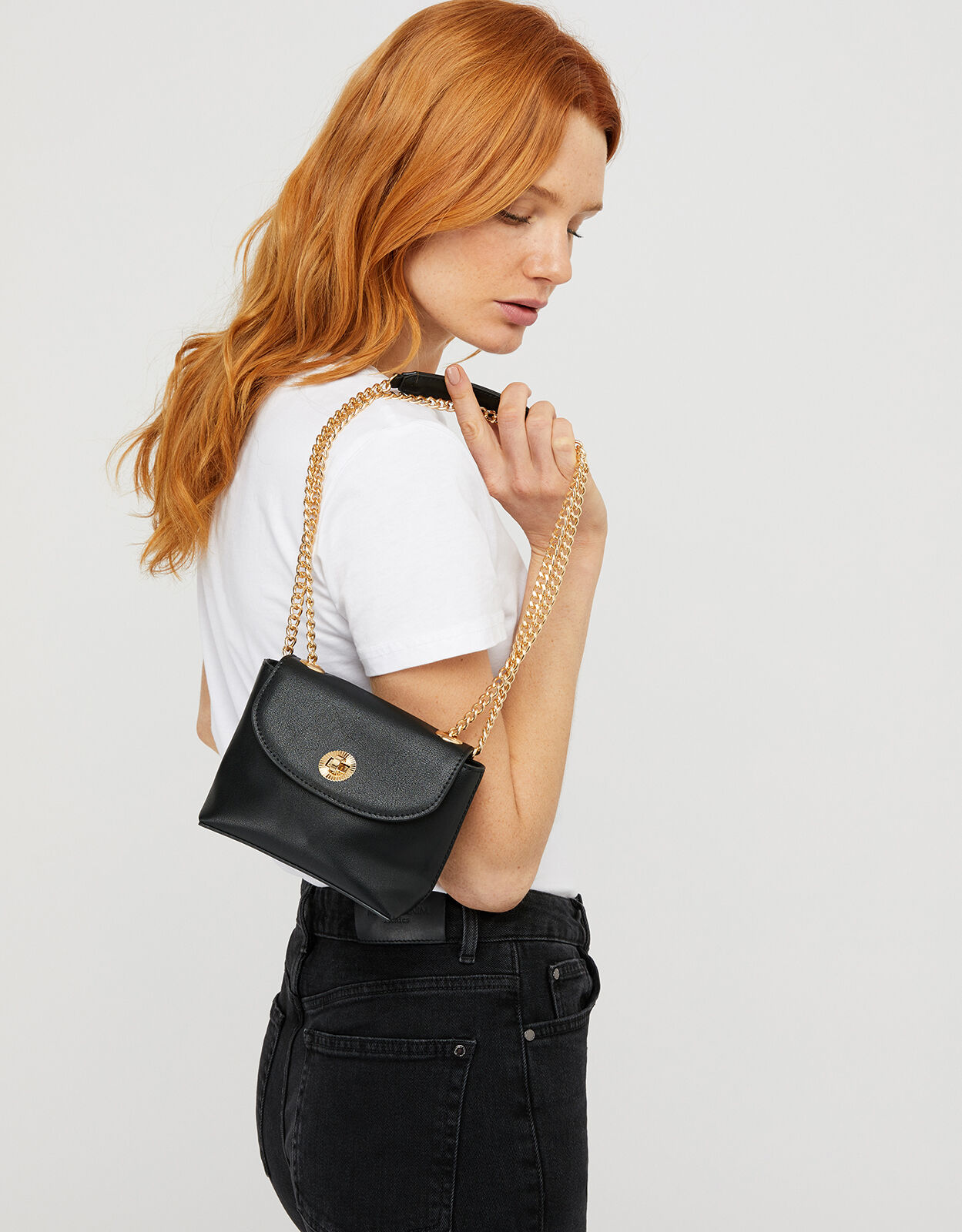 Black cross body bag chain strap 2025