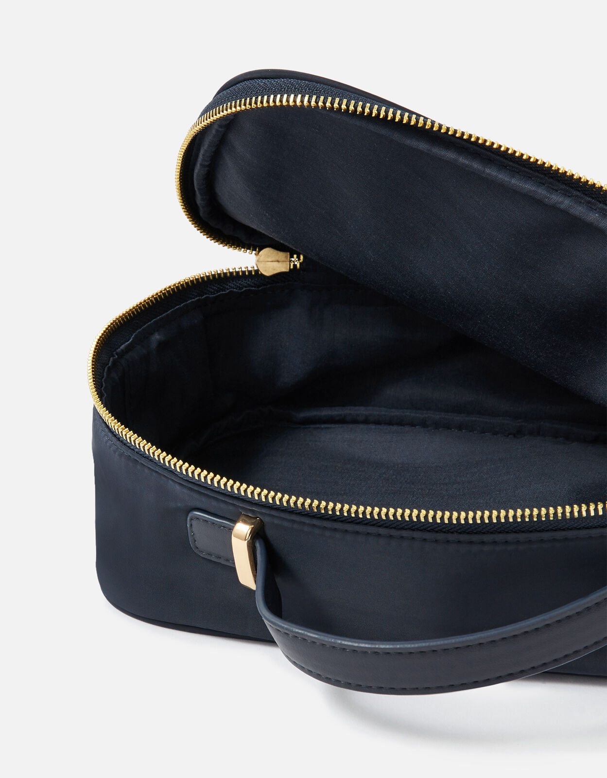 Accessorize wash bag outlet