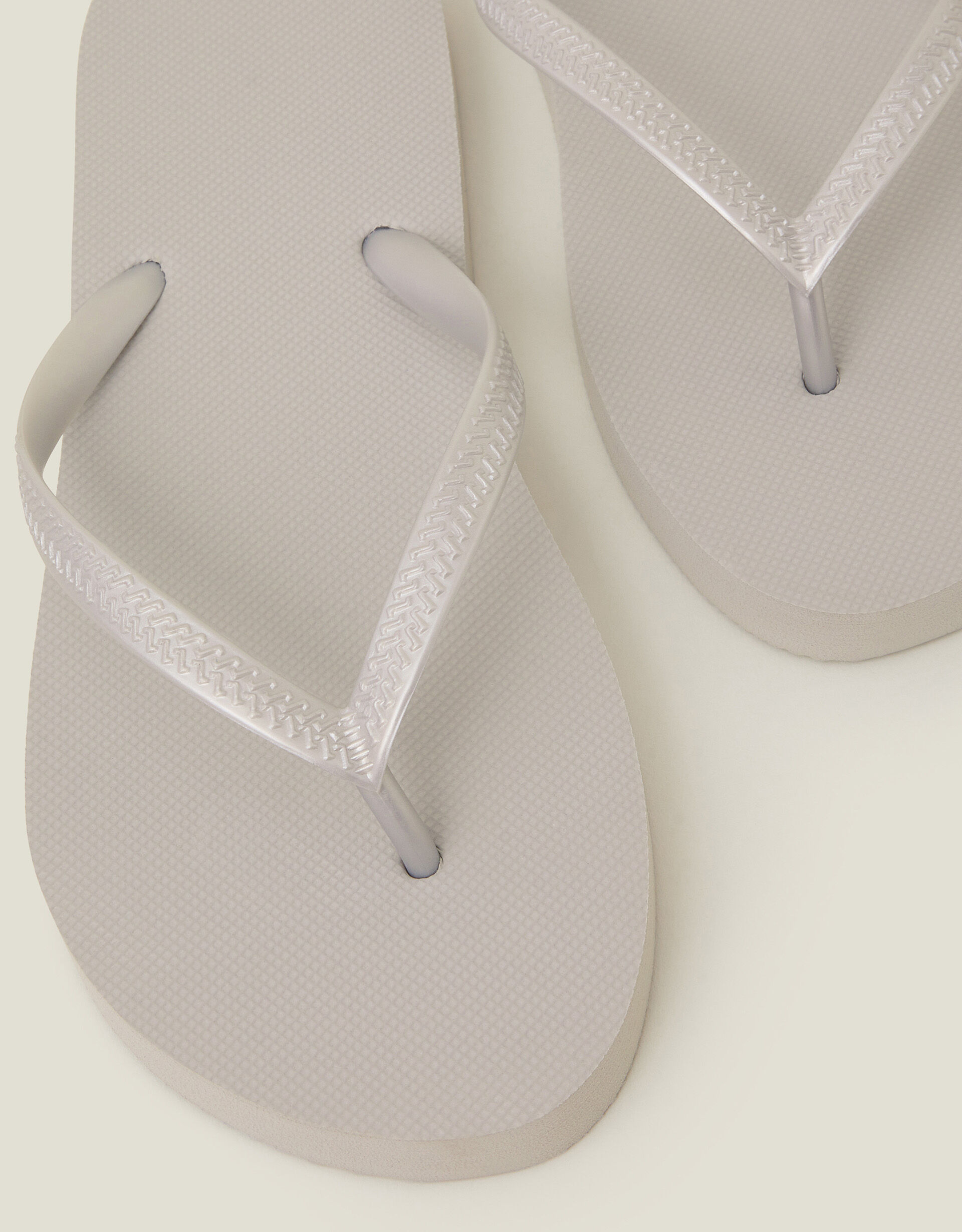 Plain flip flops 2025