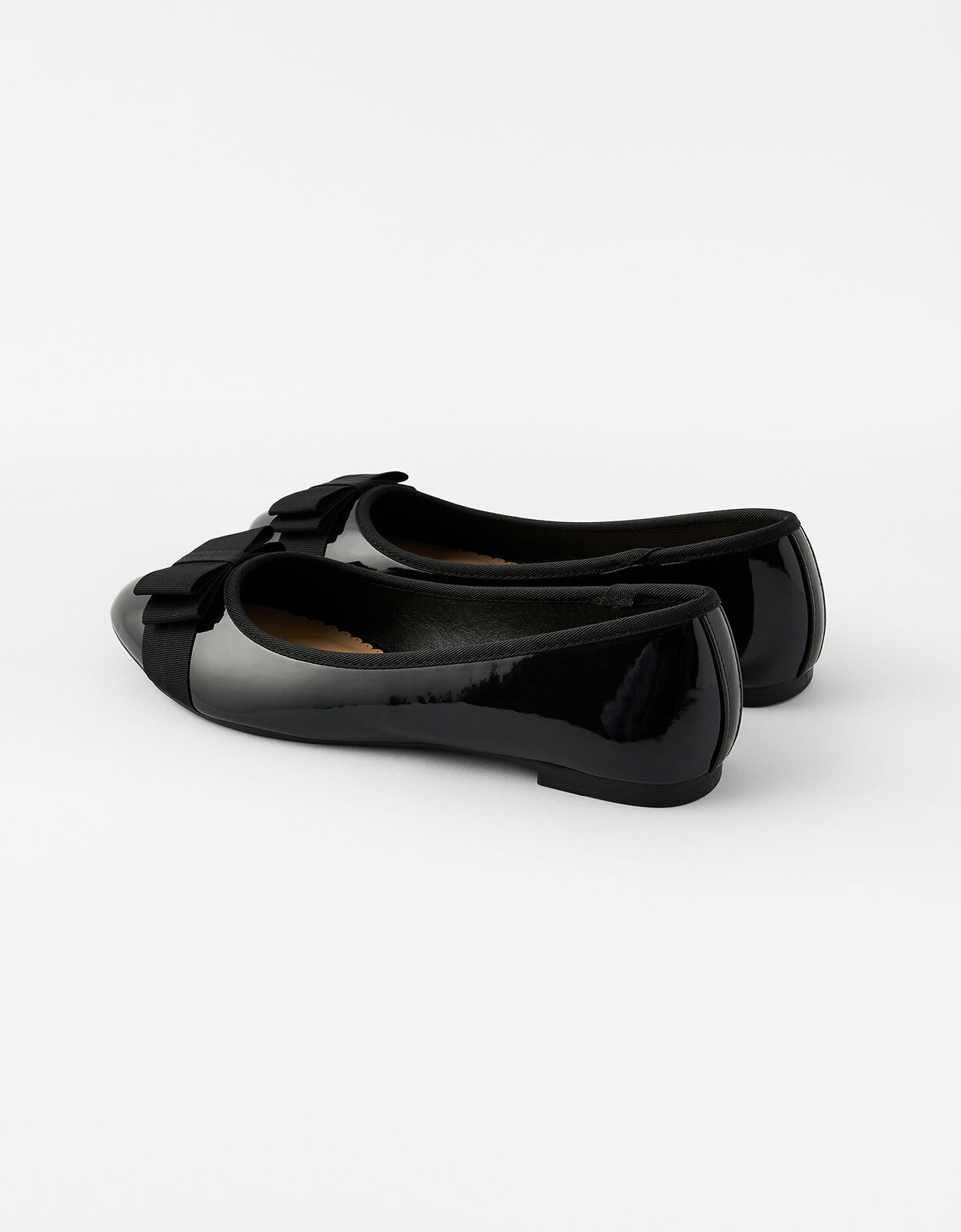 Flat shoes with bows on front top